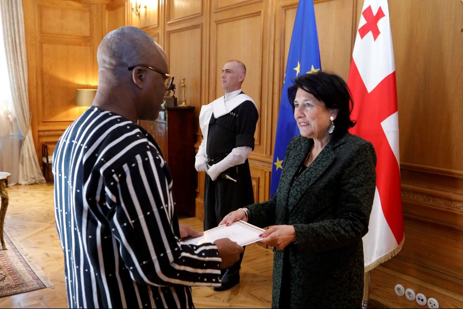 SEM L’AMBASSADEUR DU BURKINA FASO A ANKARA PRESENTE SES LETTRES DE CREANCES AU PRESIDENT DE LA REPUBLIQUE DE GEORGIE