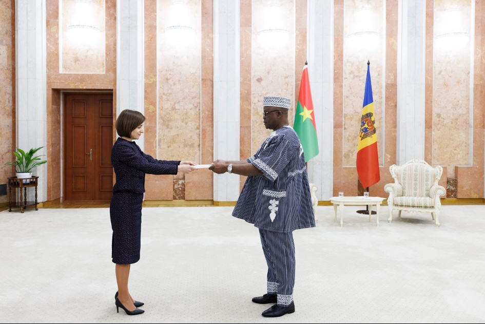 SEM L’AMBASSADEUR DU BURKINA FASO A ANKARA PRESENTE SES LETTRES DE CREANCES AU PRESIDENT DE LA REPUBLIQUE DE MOLDAVIE